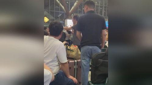 吃瓜男子踹女生,吃瓜男子踹女生事件引发热议