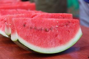 女子在景区吃瓜,女子景区大快朵颐，吃瓜成网红打卡新热点